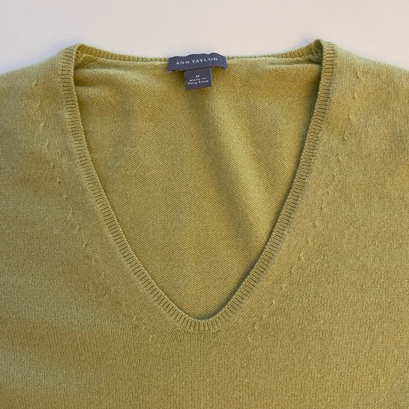 Ann Taylor 100% Cashmere V-neck Sweater Lime Green color Size Medium - Picture 6 of 13